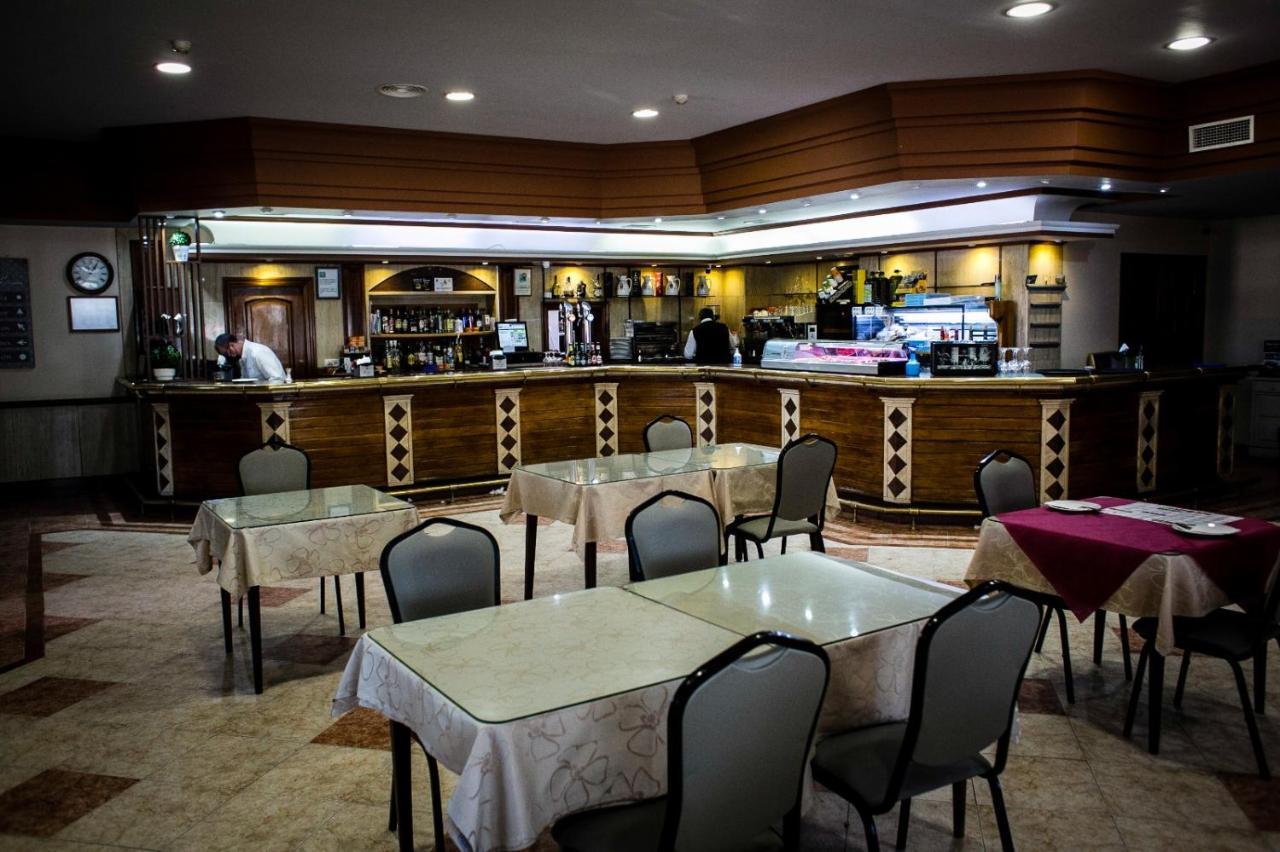 Hostal Restaurante El Paso บายเลน ภายนอก รูปภาพ